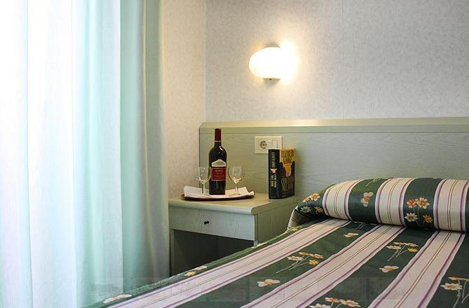 Hotel Aurora Кастильоне-делла-Пеская Экстерьер фото