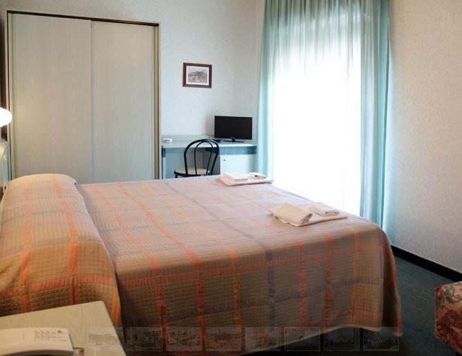 Hotel Aurora Кастильоне-делла-Пеская Экстерьер фото